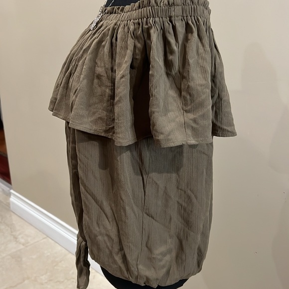 Express off the shoulder top - Picture 3 of 6